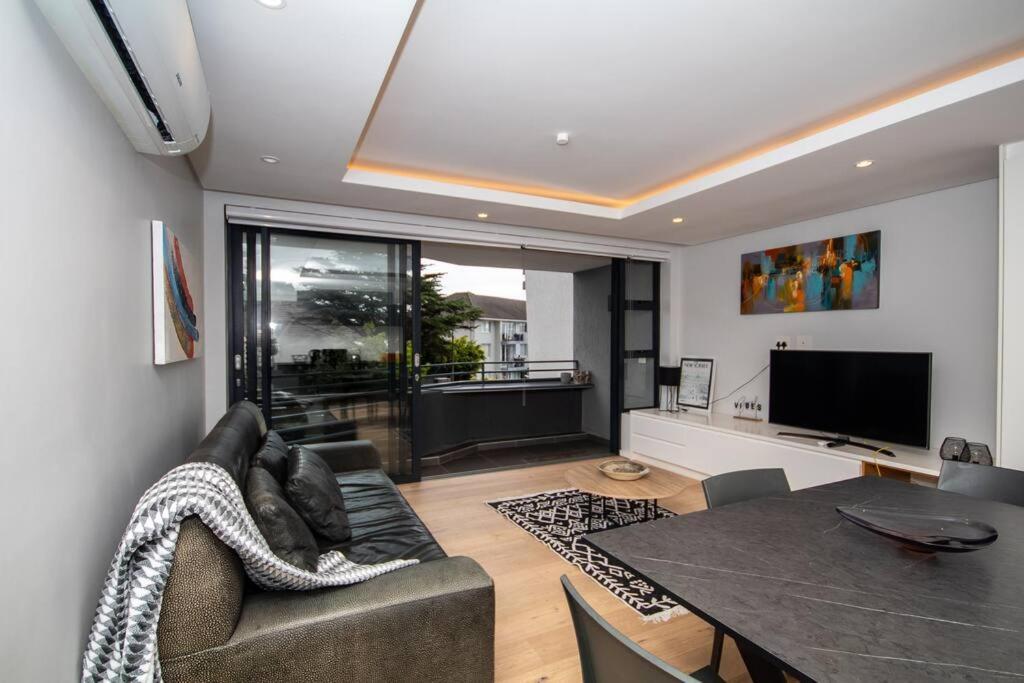 Modern 1 Bedroom Apartment, Pool Nineons Cape Town