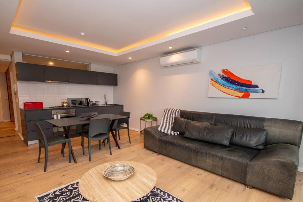 Modern 1 Bedroom Apartment, Pool Nineons * Cape Town